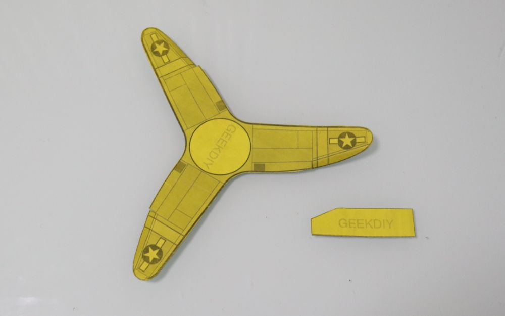 【手工】帅气回旋镖的做法,用废旧纸箱两分钟就做好一个,简单有趣好玩