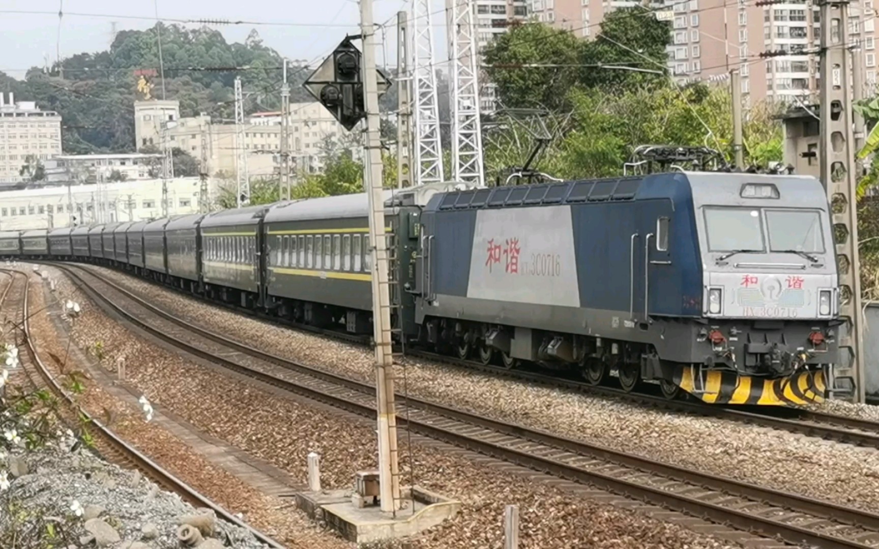 (首发)广铁长段hxd3c0716牵引2022年10月调图后的k585通过韶关直通场
