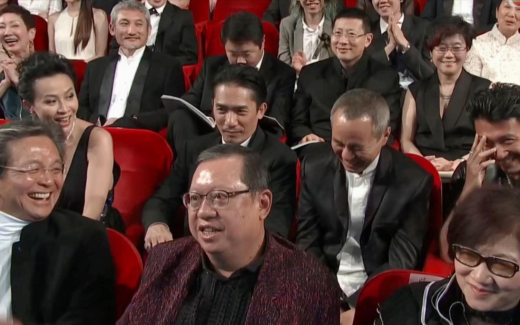 刘德华模仿谢贤调侃谢霆锋,台下大腕乐翻了,明星调侃谢霆锋现场