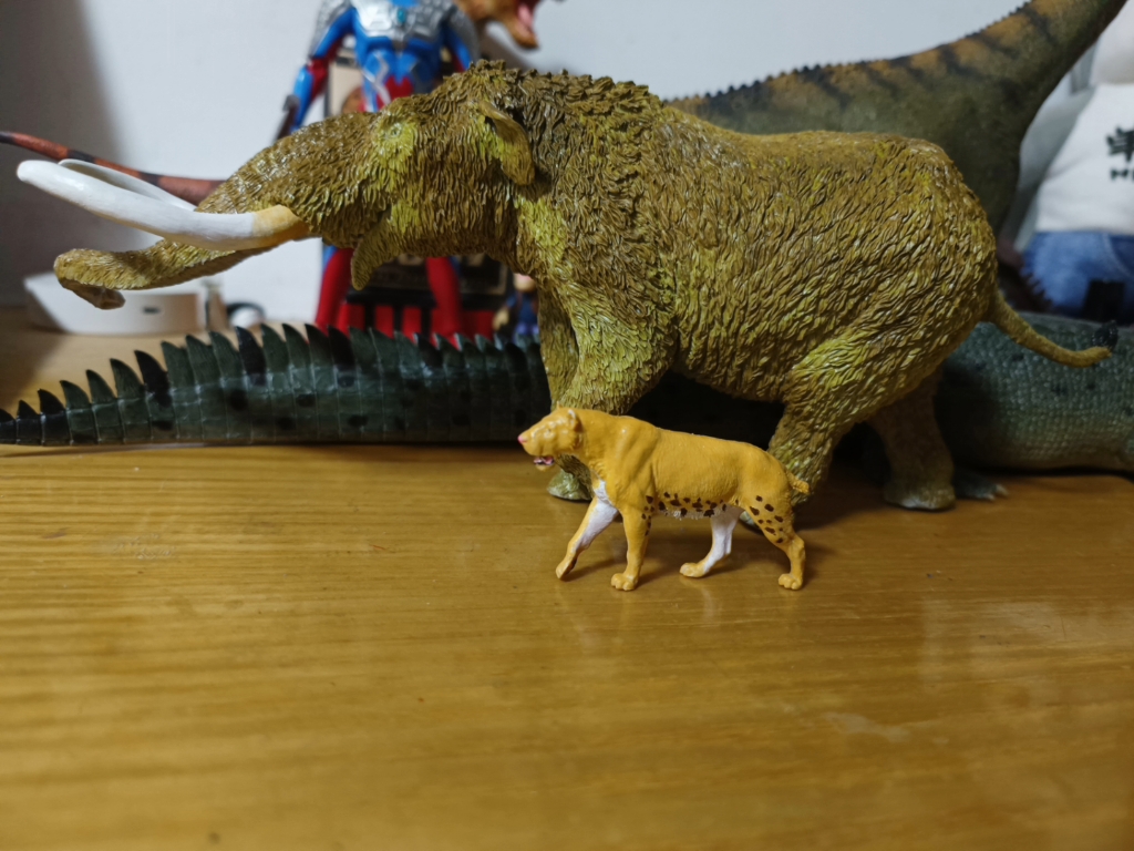 自涂美洲乳齿象和锯齿虎