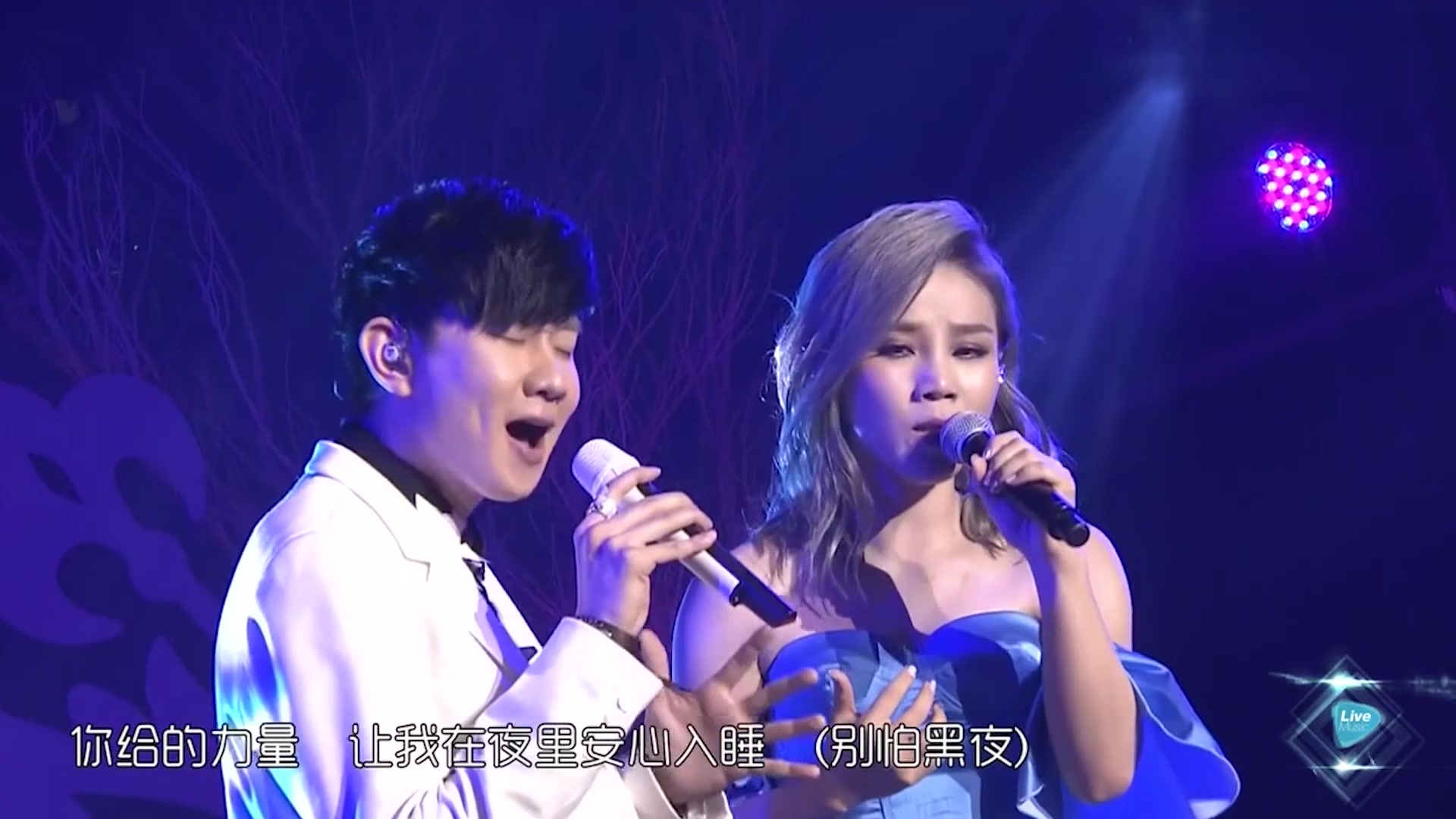 林俊杰携手李佳薇深情对唱情歌手心的蔷薇很完美的一次现场默契合唱