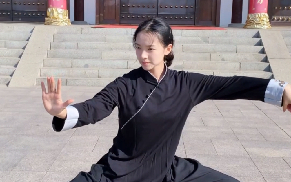 太极拳的核心理念是"以柔克刚",寓意着人们在处理事物时要以平和,柔和