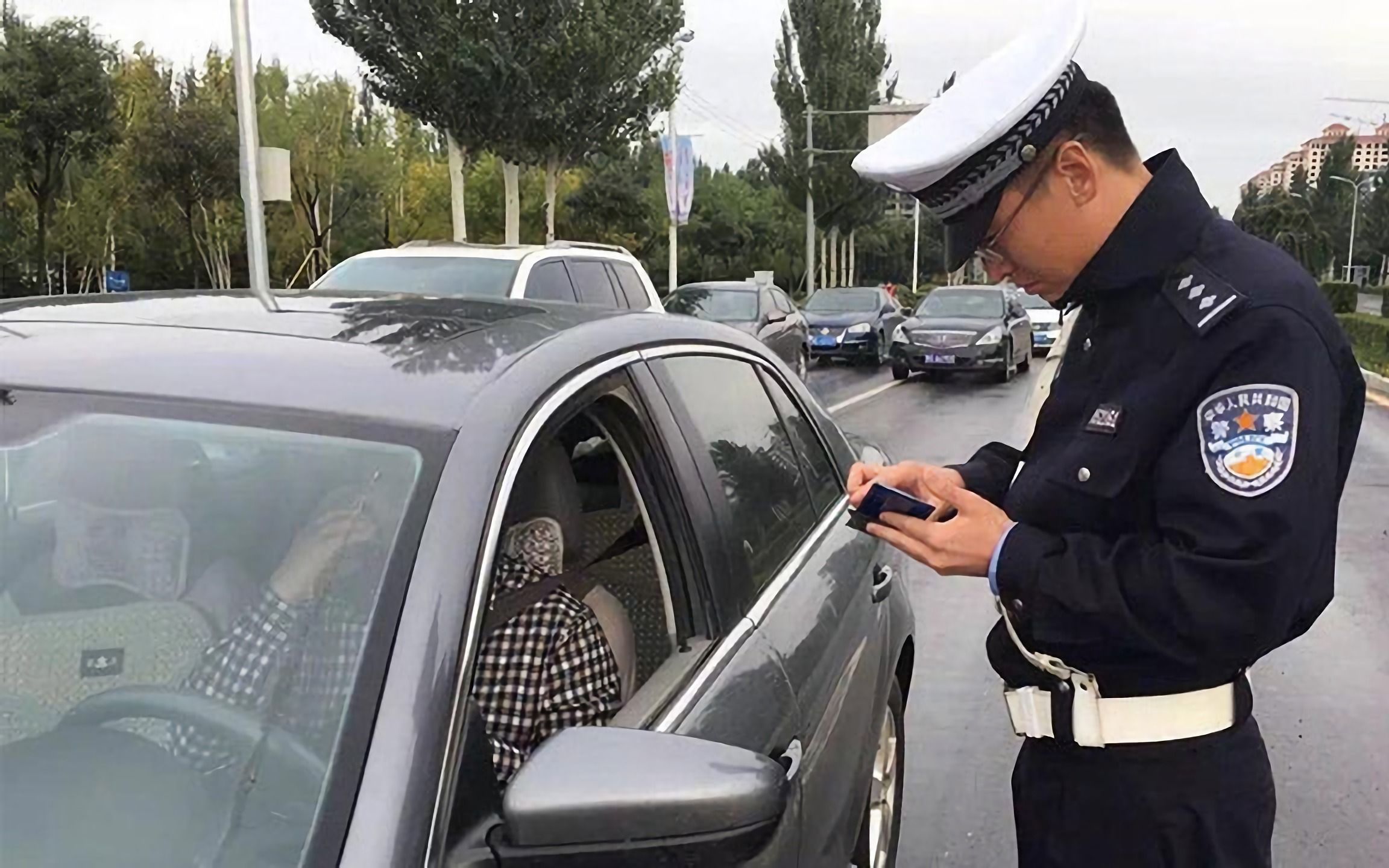 没带驾驶证被罚,出示电子驾照不被认可!交警:不具备法律效力!哔哩哔哩bilibili