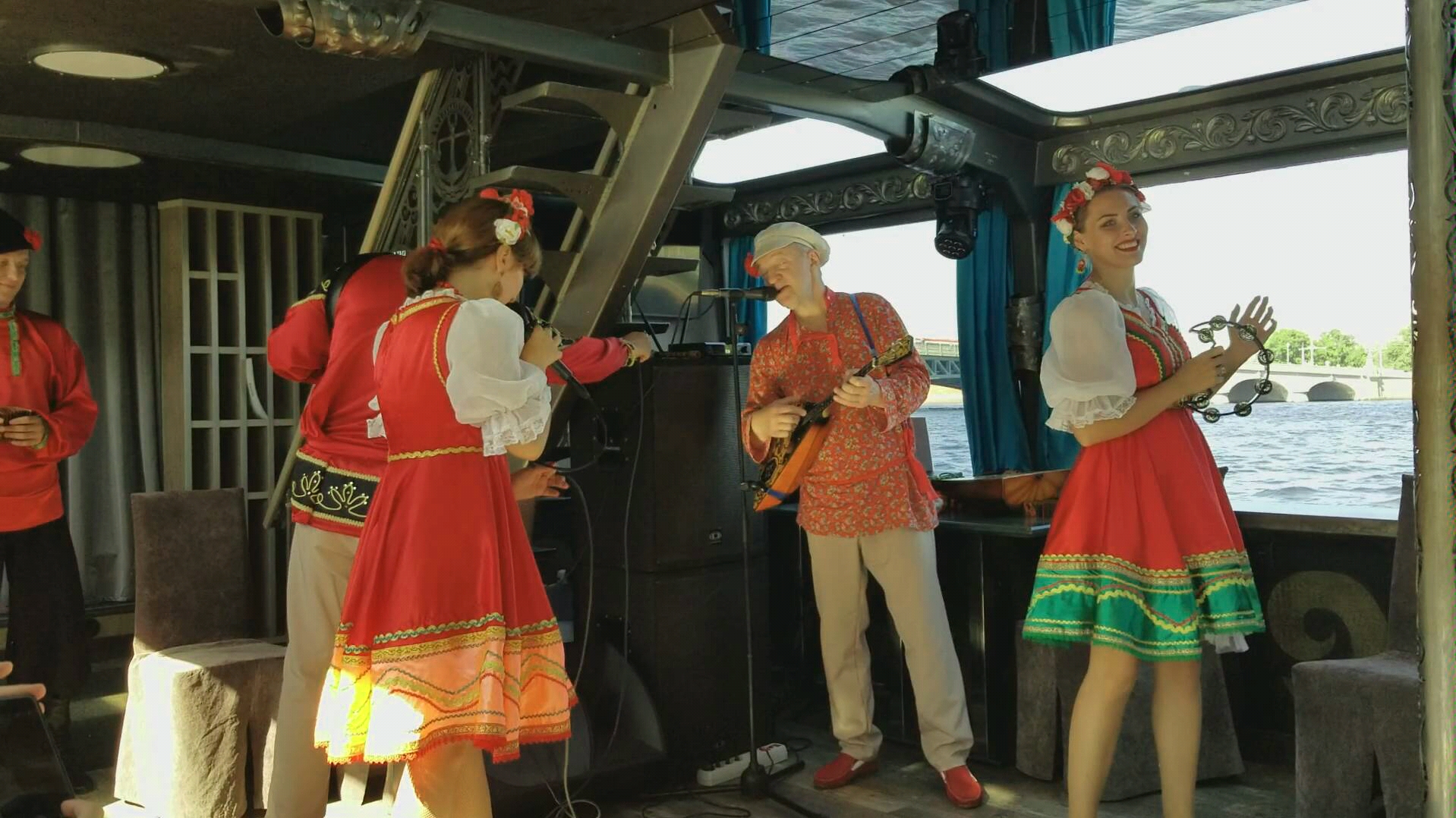 俄罗斯民歌 纺织姑娘 涅瓦河游船上的表演_哔哩哔哩 (゜-゜)つロ 干杯