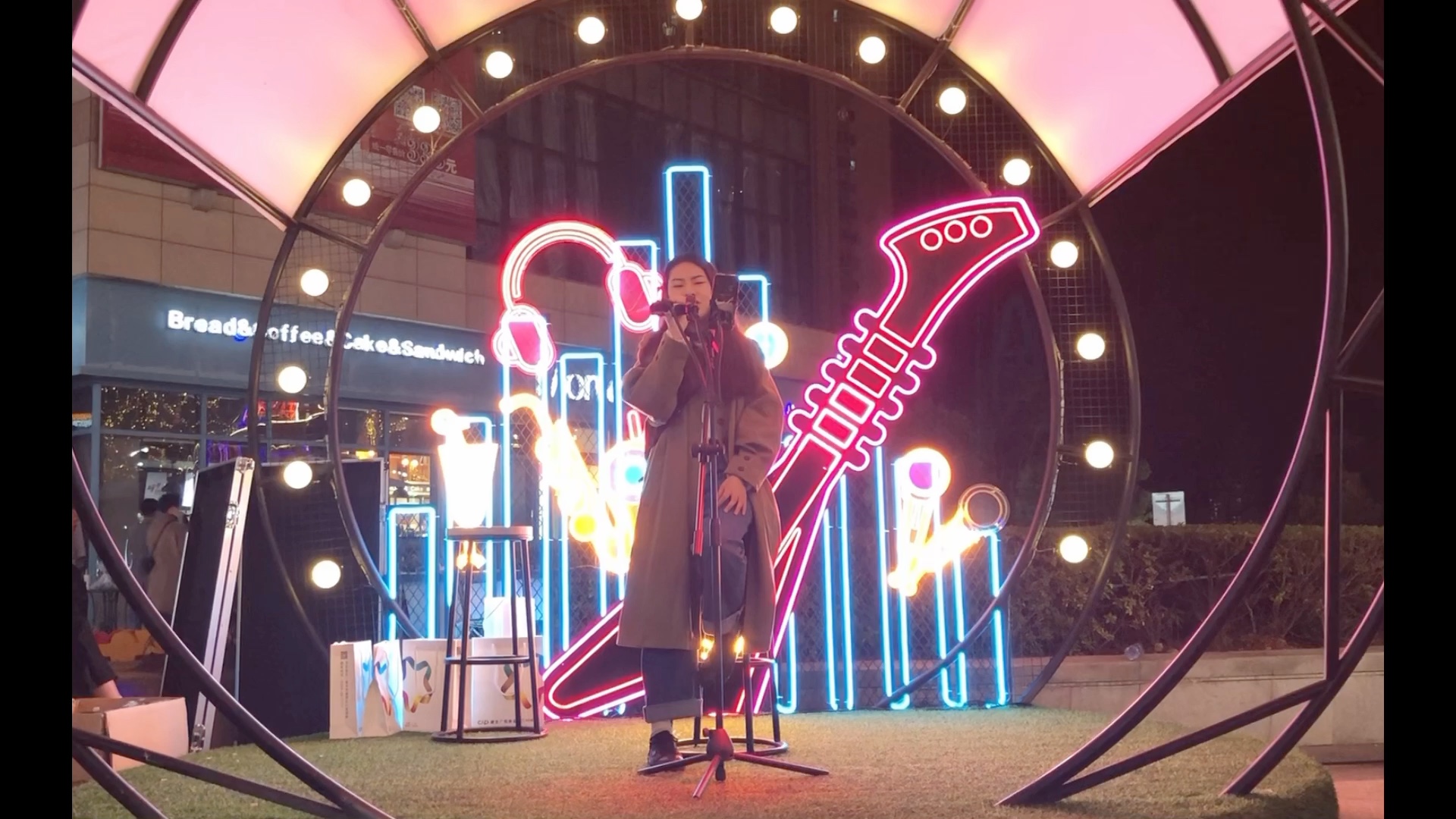 《刻在我心底的名字》街头唱歌,实现了一个小心愿