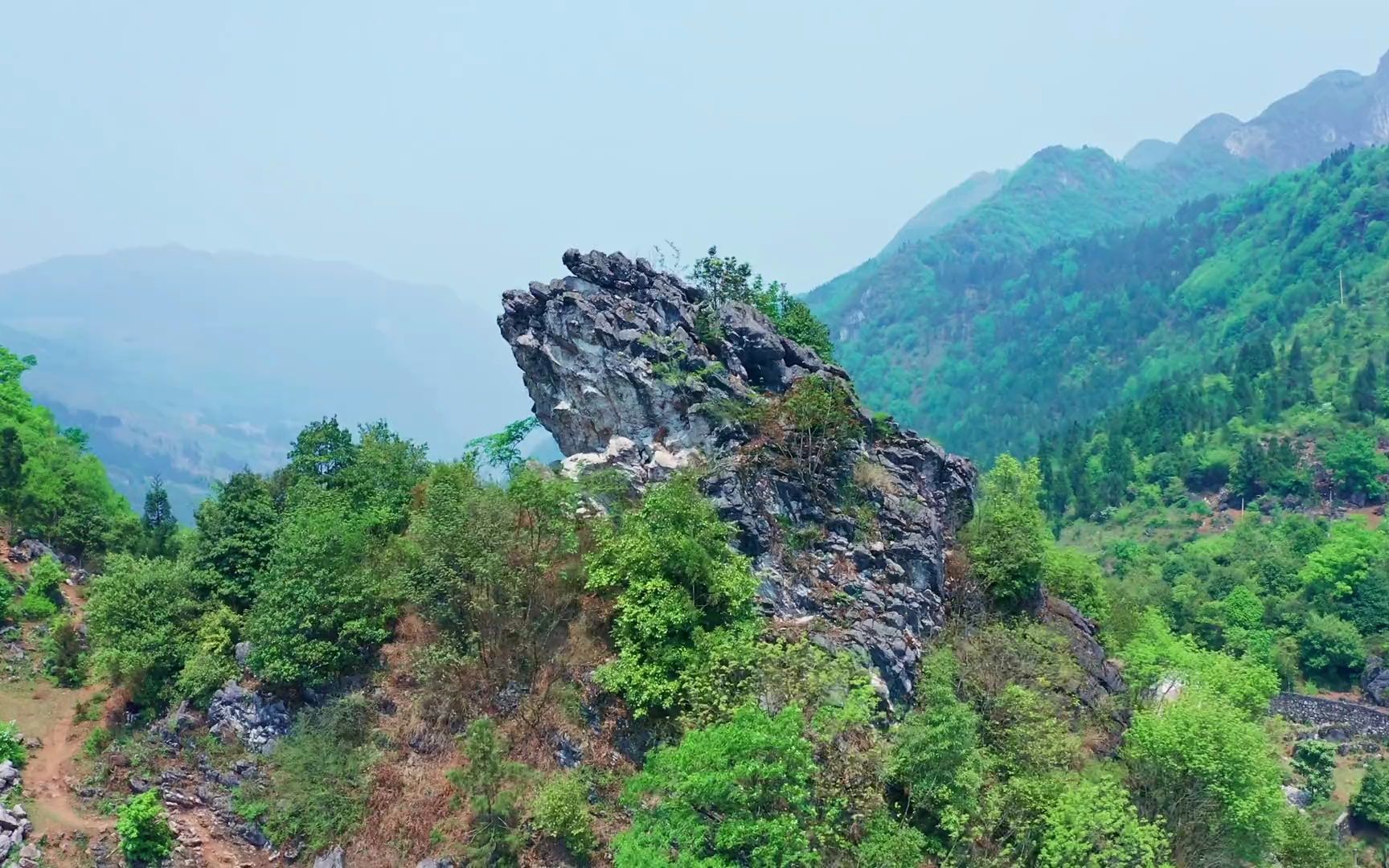 贵州大山里的"蛤蟆山",这是想要吃"天鹅肉"吗?你看像不像?