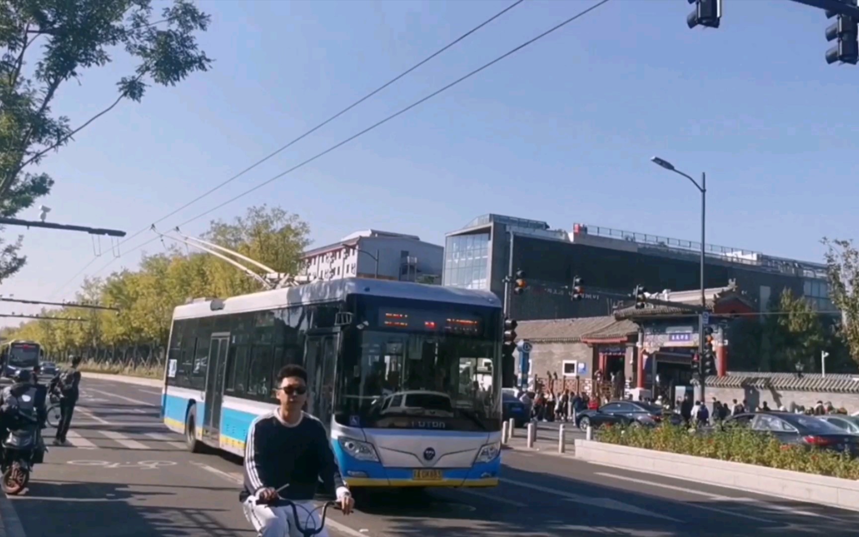 地安门东大街上的3路无轨电车