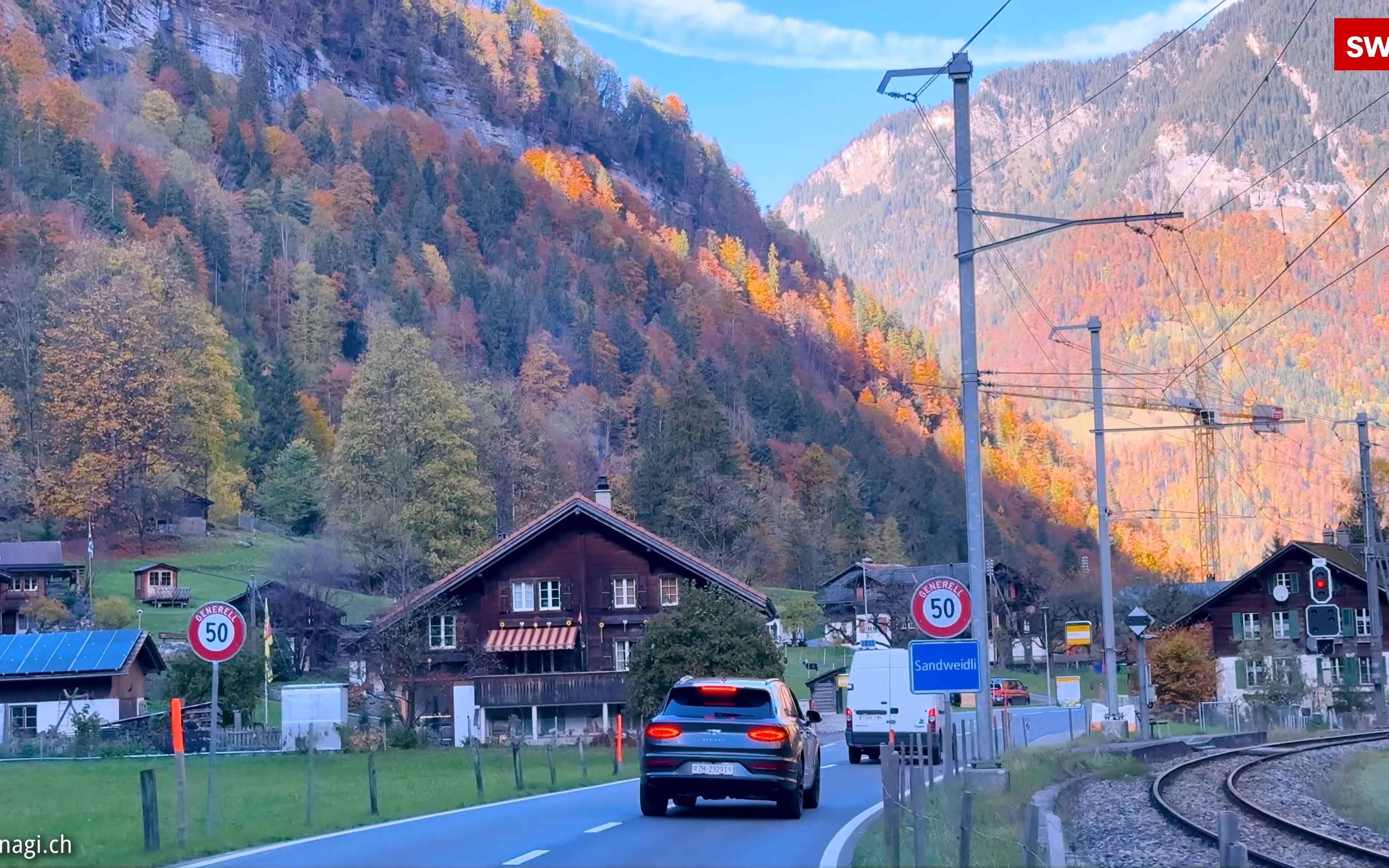 [图]【4K】🍂🎃 瑞士🇨🇭 🍁劳特布龙嫩最丰富多彩的秋天 秋天的氛围 |