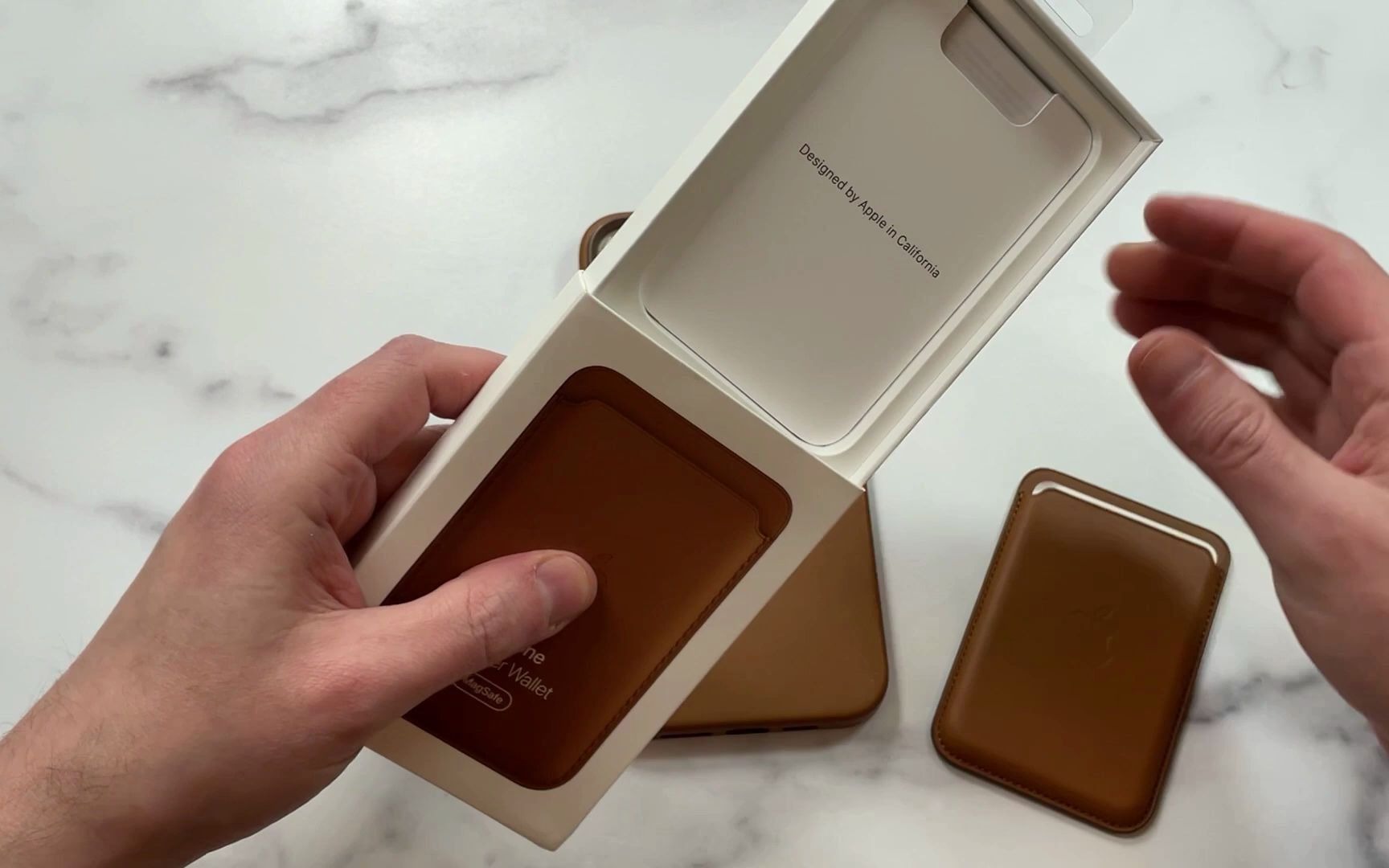 【苹果开箱】iphone 专用 magsafe 鞍褐色皮革卡包开箱_哔哩哔哩