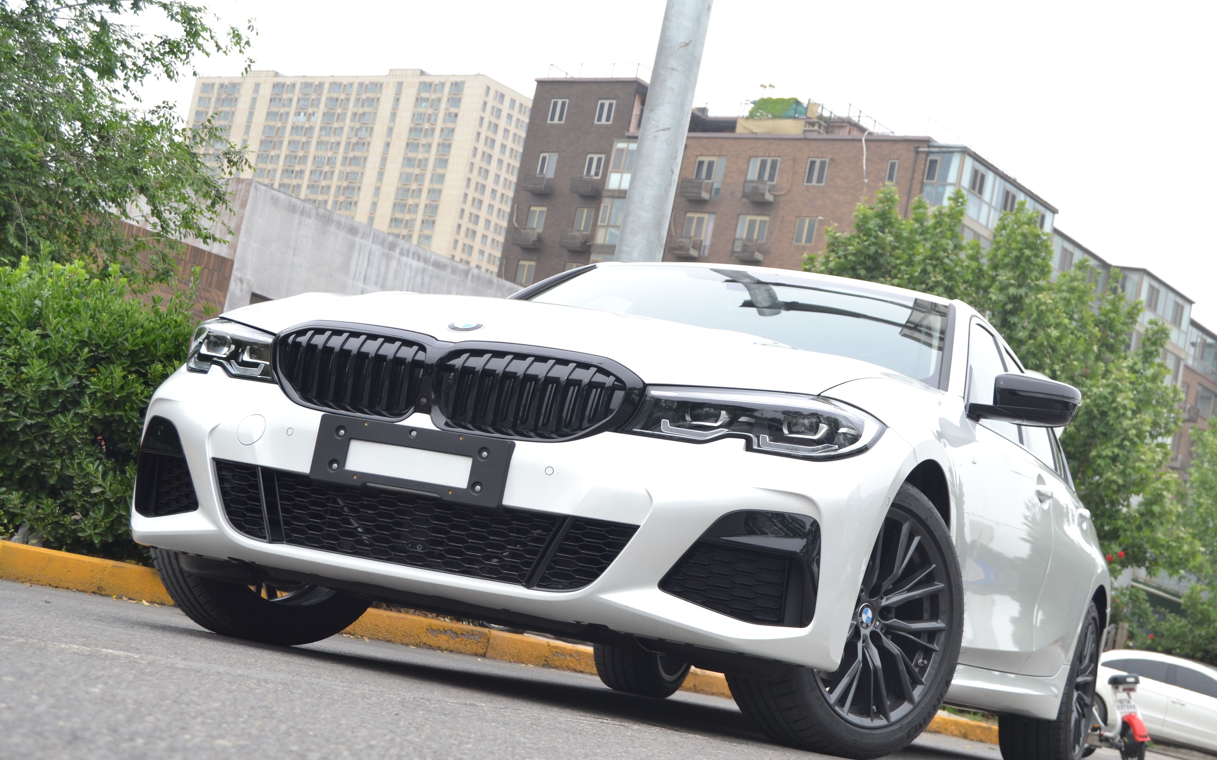 体验全新一代宝马3系325lim运动曜夜套装30多万你还买奔驰c吗为什么说