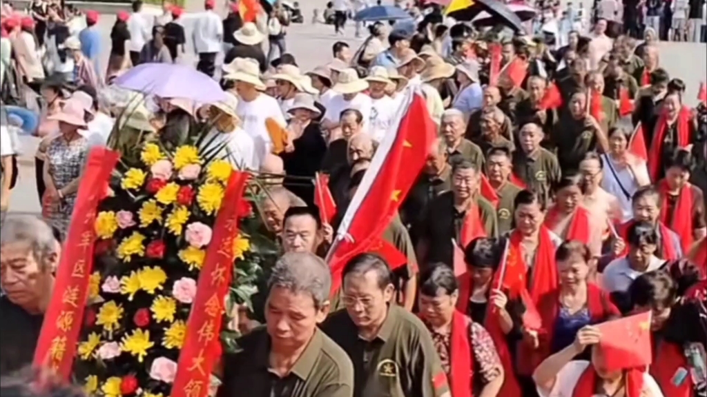 中国韶山毛主席铜像广场旅游盛况,缅怀伟人敬献花篮哔哩哔哩bilibili