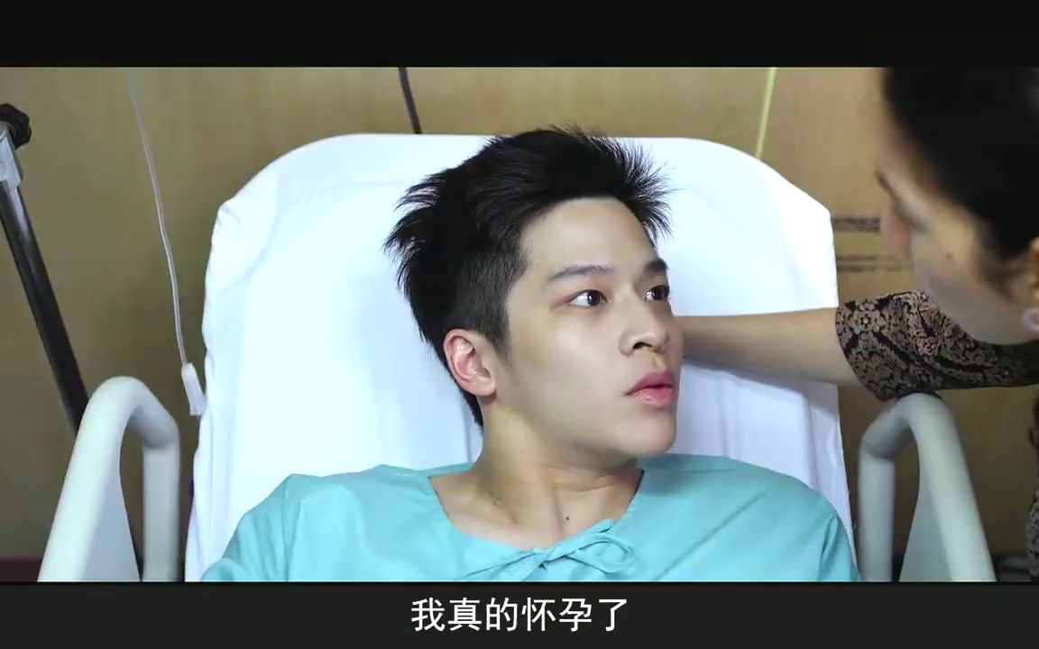 泰国电影,男孩怀孕后想用刀剖腹产,没想到肚子里伸出一双手