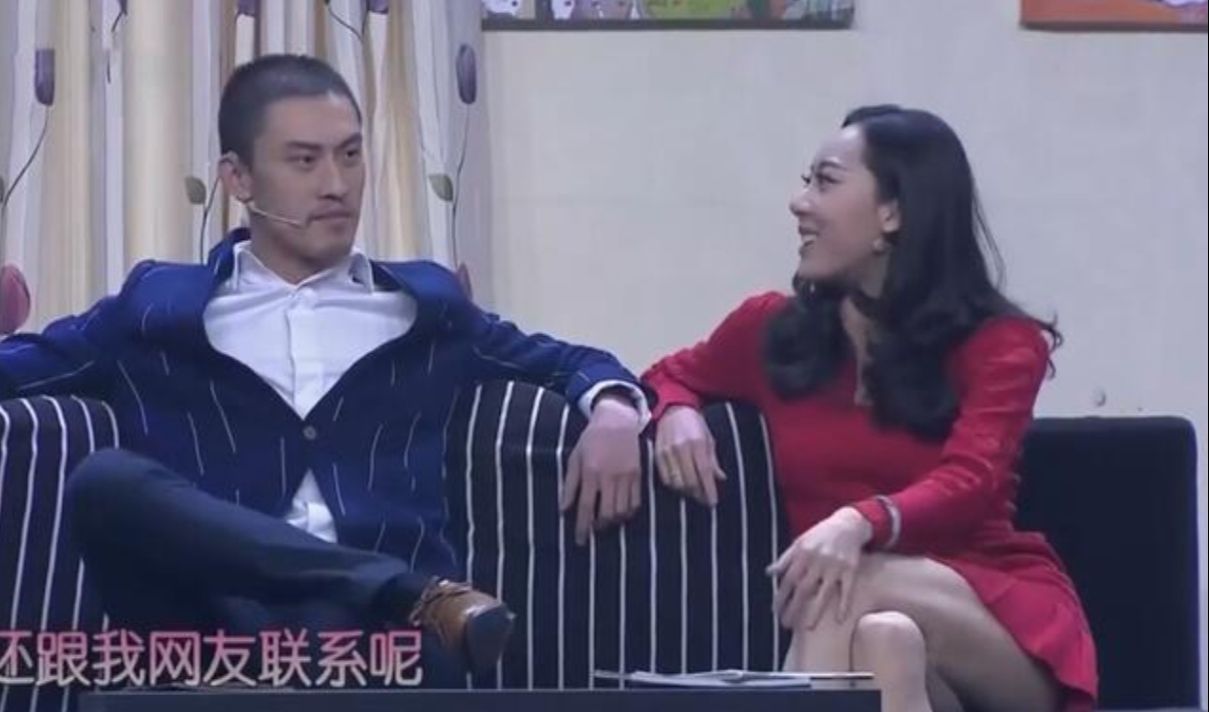 许君聪快让鄂博下台吧!观众的心思都不在小品上,骚操作制霸笑点