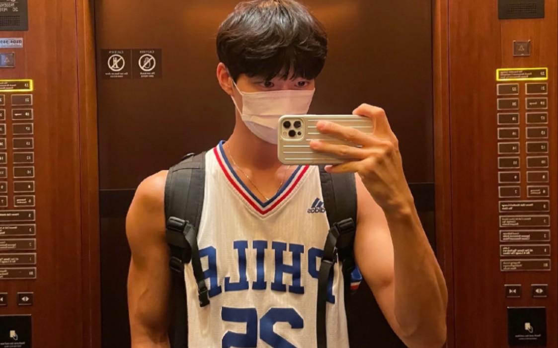 腹肌小哥哥,身材超棒的.