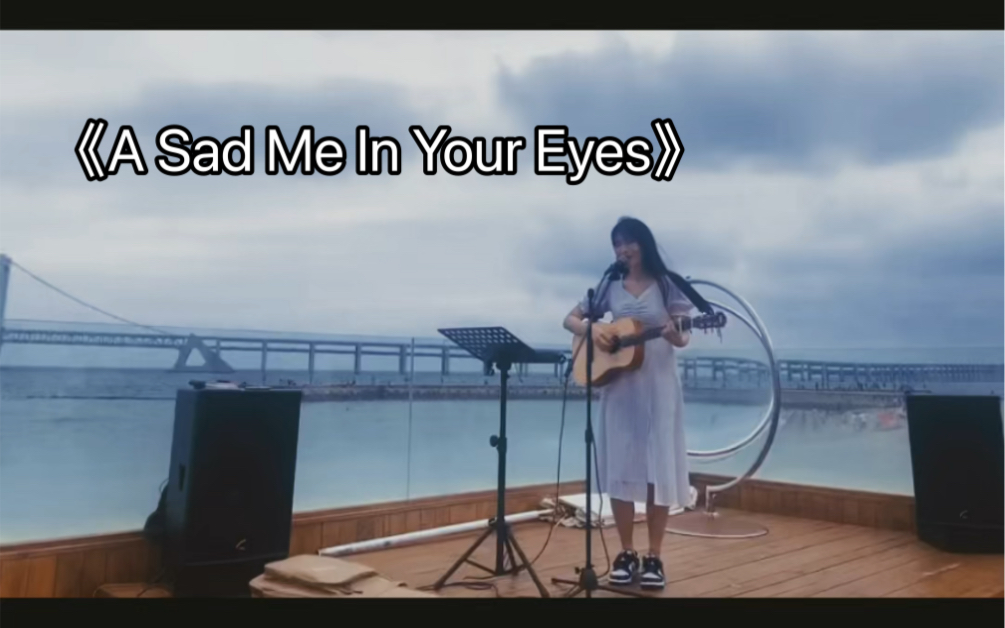 [图]女生海边吉他弹唱《A Sad Me Your In Eyes》期待的场景 海边、长裙、吉他