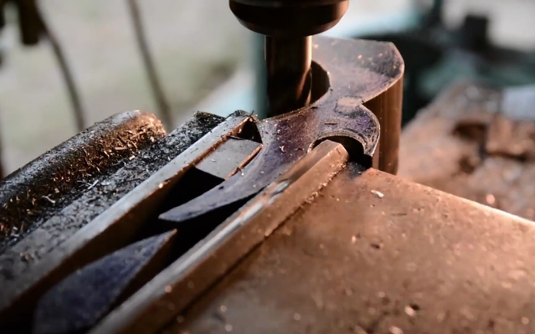 顶级大师工艺,锻造加工出"精美青铜剑"_哔哩哔哩 (゜-゜)つロ 干杯