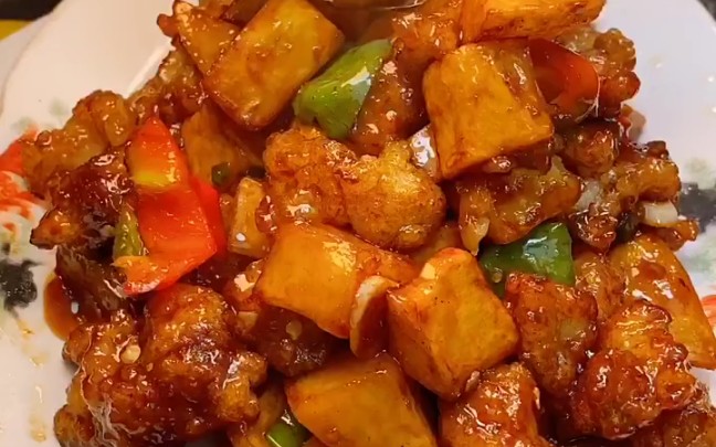 肉段烧土豆这样做,老人孩子都爱吃.