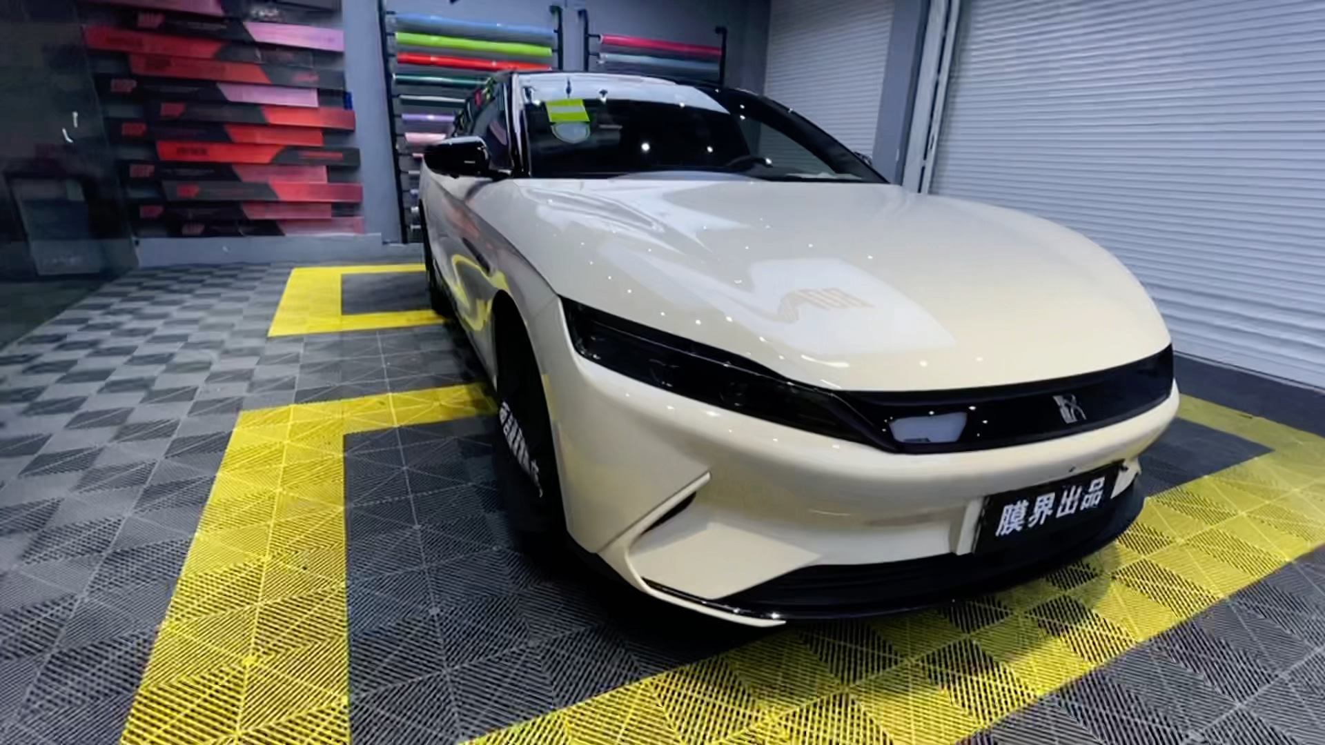 比亚迪汉全车改色贴膜水晶卡其米兰搭配黑色悬浮车顶包括全车银条黑化