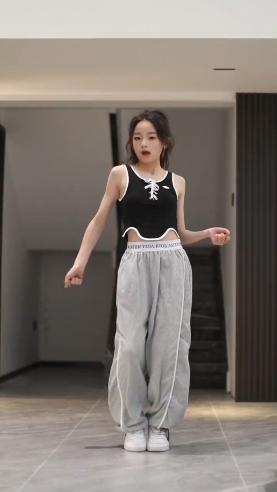 舞见小芭比:这个十二岁女孩跳舞这么飒的吗?