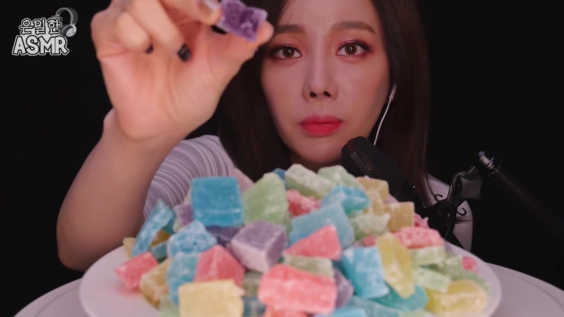 韩国美女挑战试吃彩色琥珀糖果,看美女主播品尝琥珀糖果美食的滋味