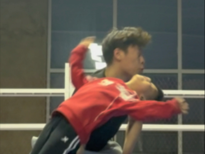 教练：你屙了？ 小朋友：我这是黄色迷彩苦茶你闻错了教练 教练：你还知道我闻出来的