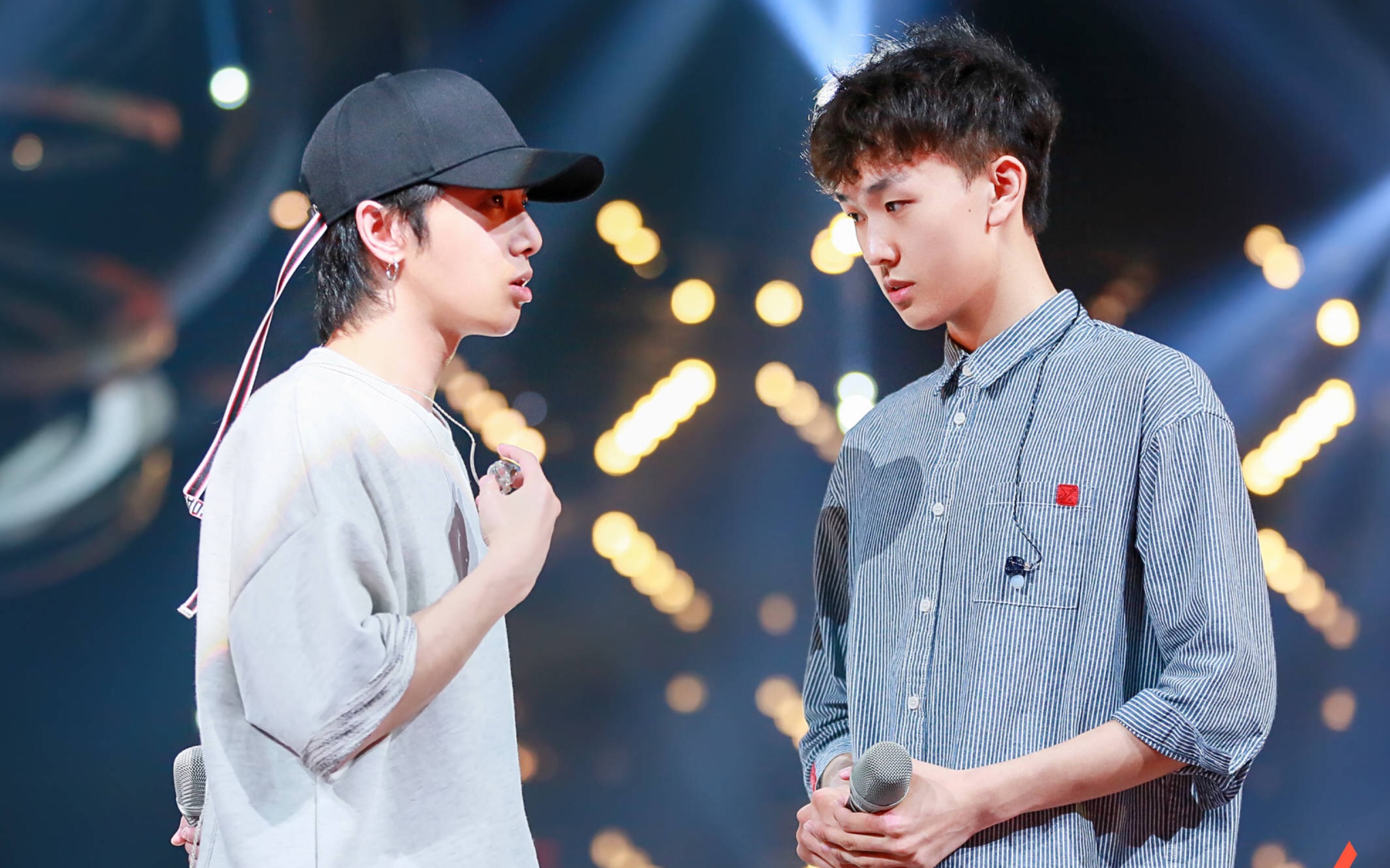 田燚赛后采访谈和华晨宇合唱的感受公主抱还差点把他摔了