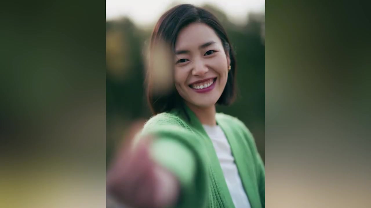 刘雯着绿色羊绒开衫清新知性露明媚温暖笑容融化秋冬