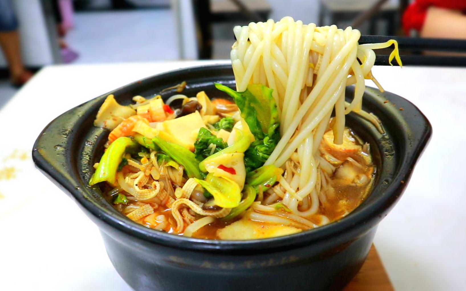 高人气的过桥米线,13元一大碗,到底正不正宗呢?