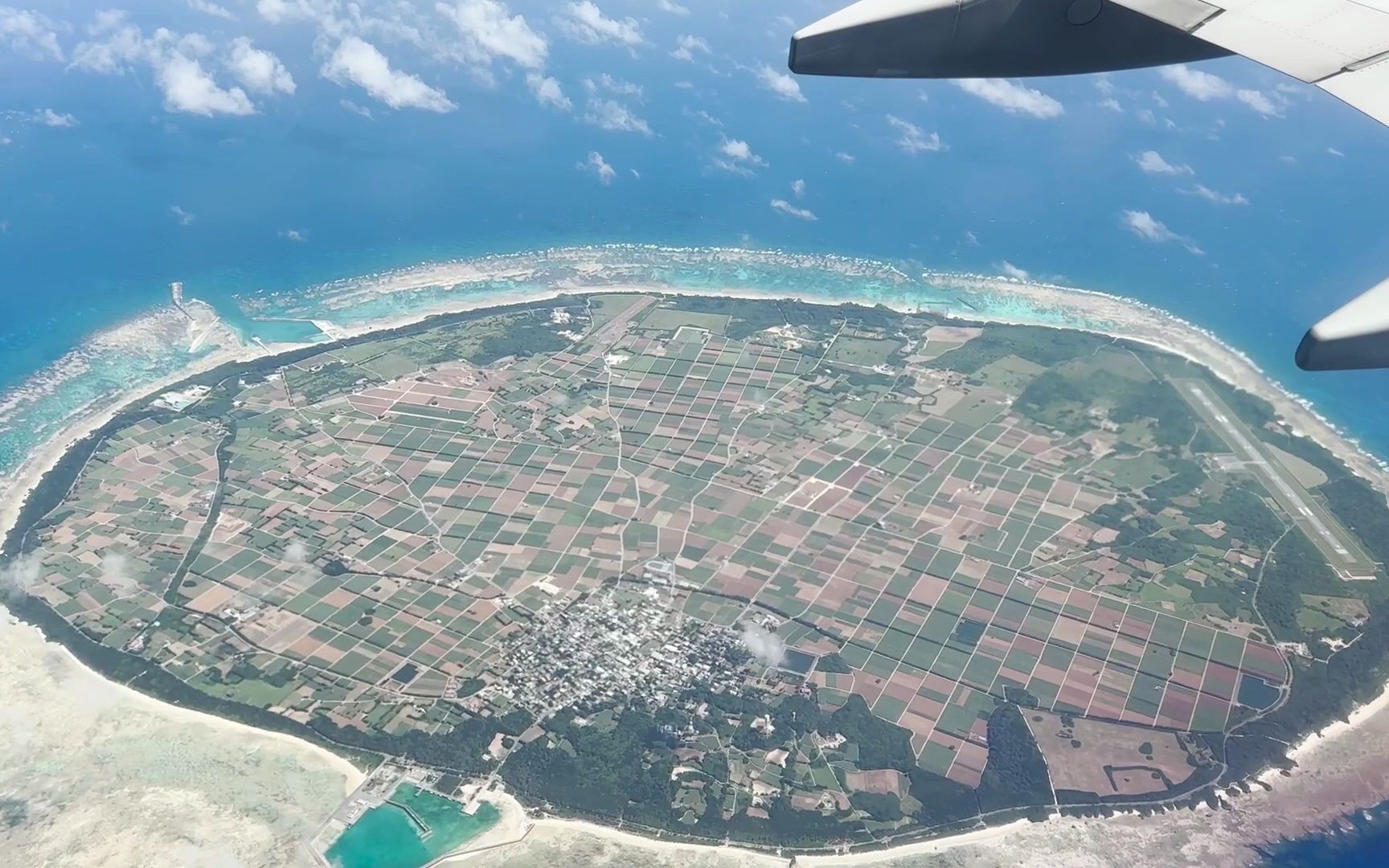 从飞机窗户看多良间岛农田地和城镇