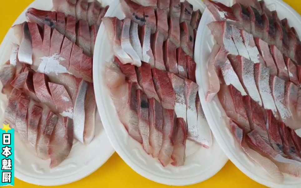 日本魅厨处理新鲜的青占鱼刺身味道鲜美爽口