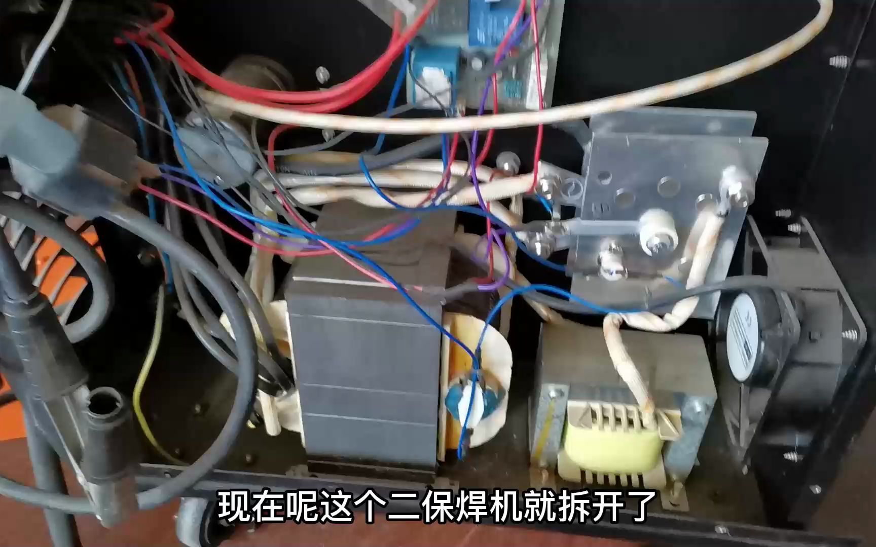 300块钱买了台二保焊机里面有个大变压器改点焊机应该不错