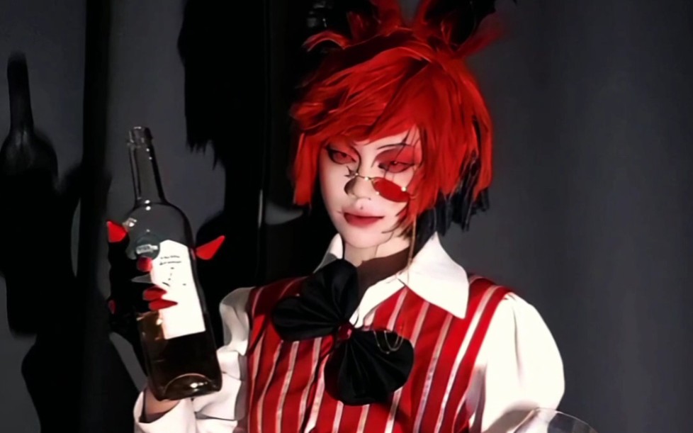 让服务生阿拉斯托为你倒一杯酒