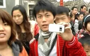 Video herunterladen: 拍摄于2009年大年初一村口，那时候比现在开心