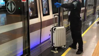 深圳解封31，居然真的有人把行李箱忘记在地铁车门外，真是奇葩