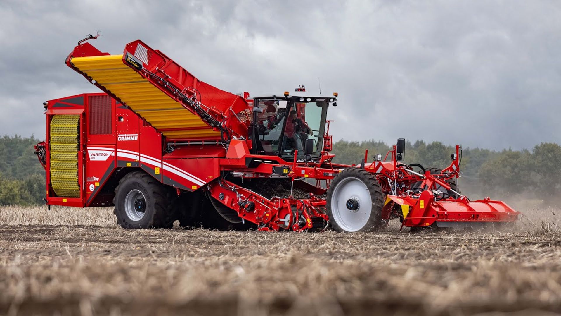 国外发明洋葱收割机,多台机器共同操作,一天收割上百亩