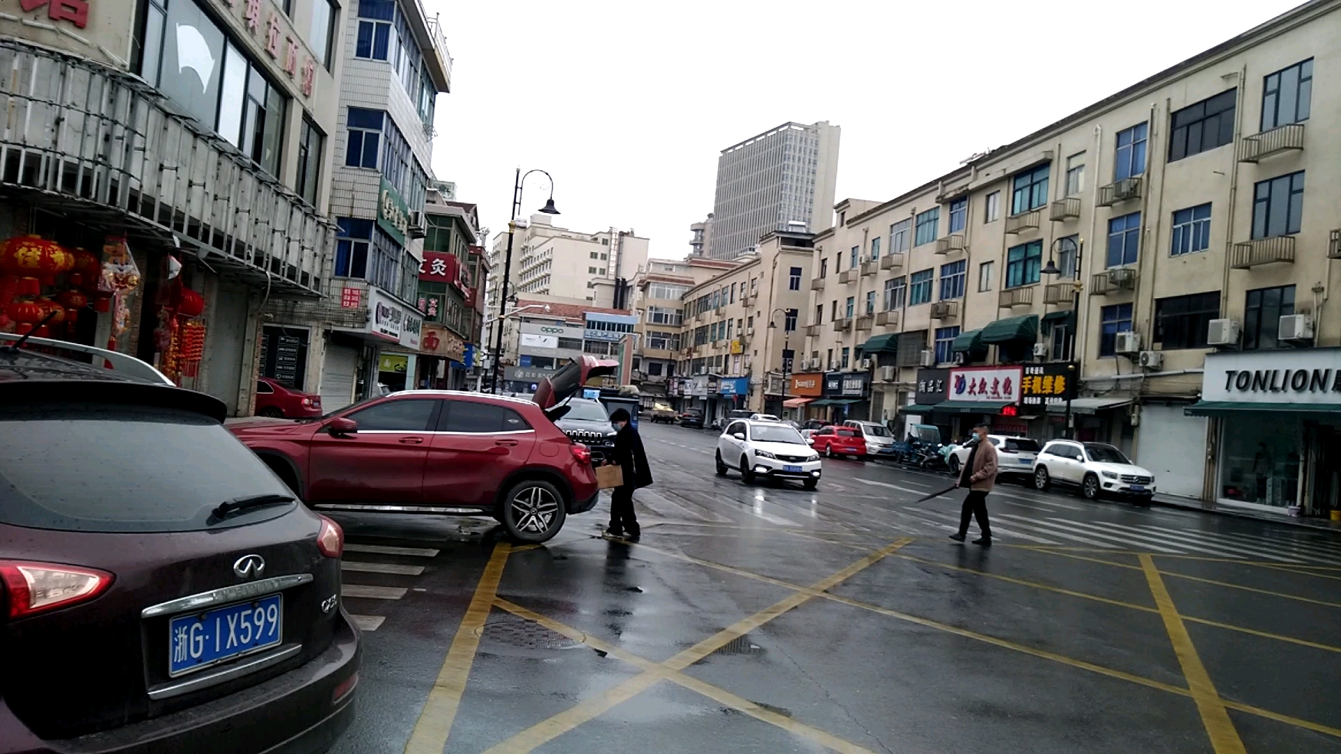 横店街道下起小雨