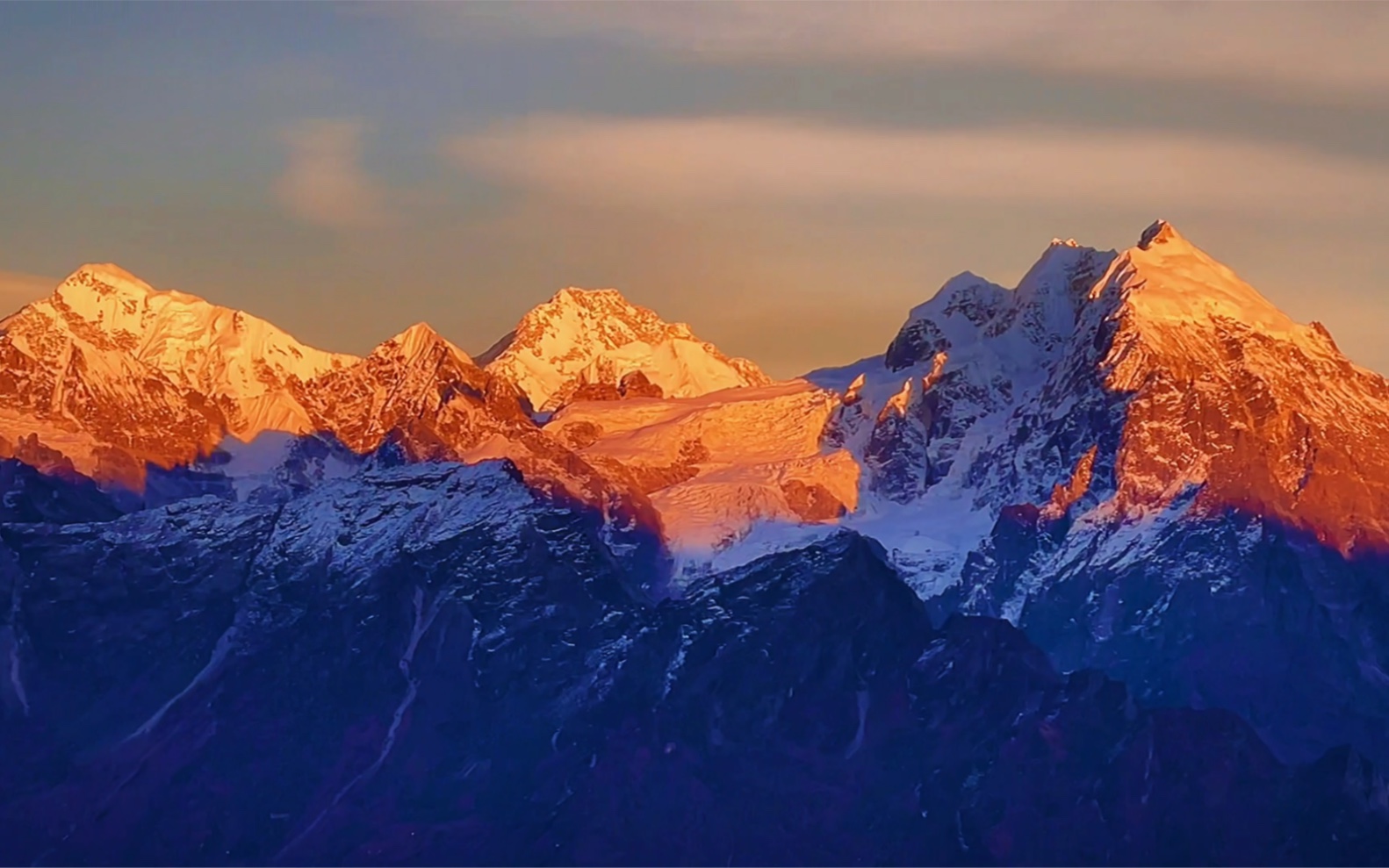 喜马拉雅之最美日照金山