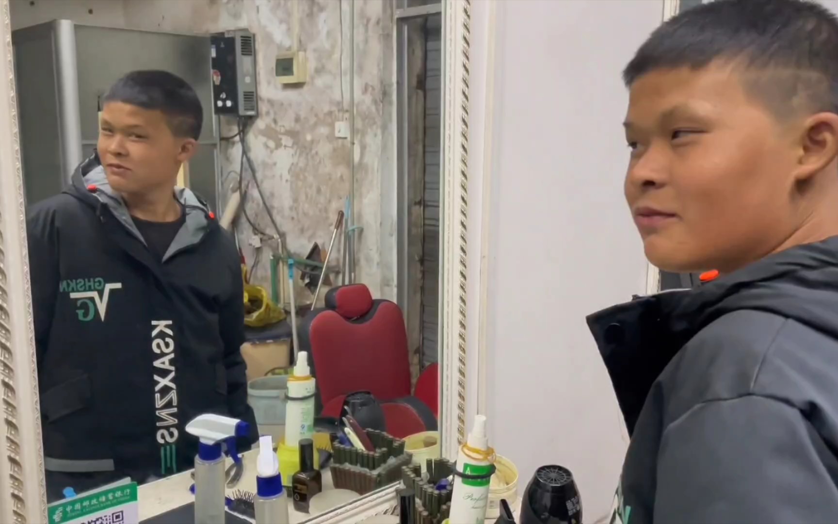 小马云哥哥范小勇边理头发边嚼槟榔,现在是烟酒槟榔三