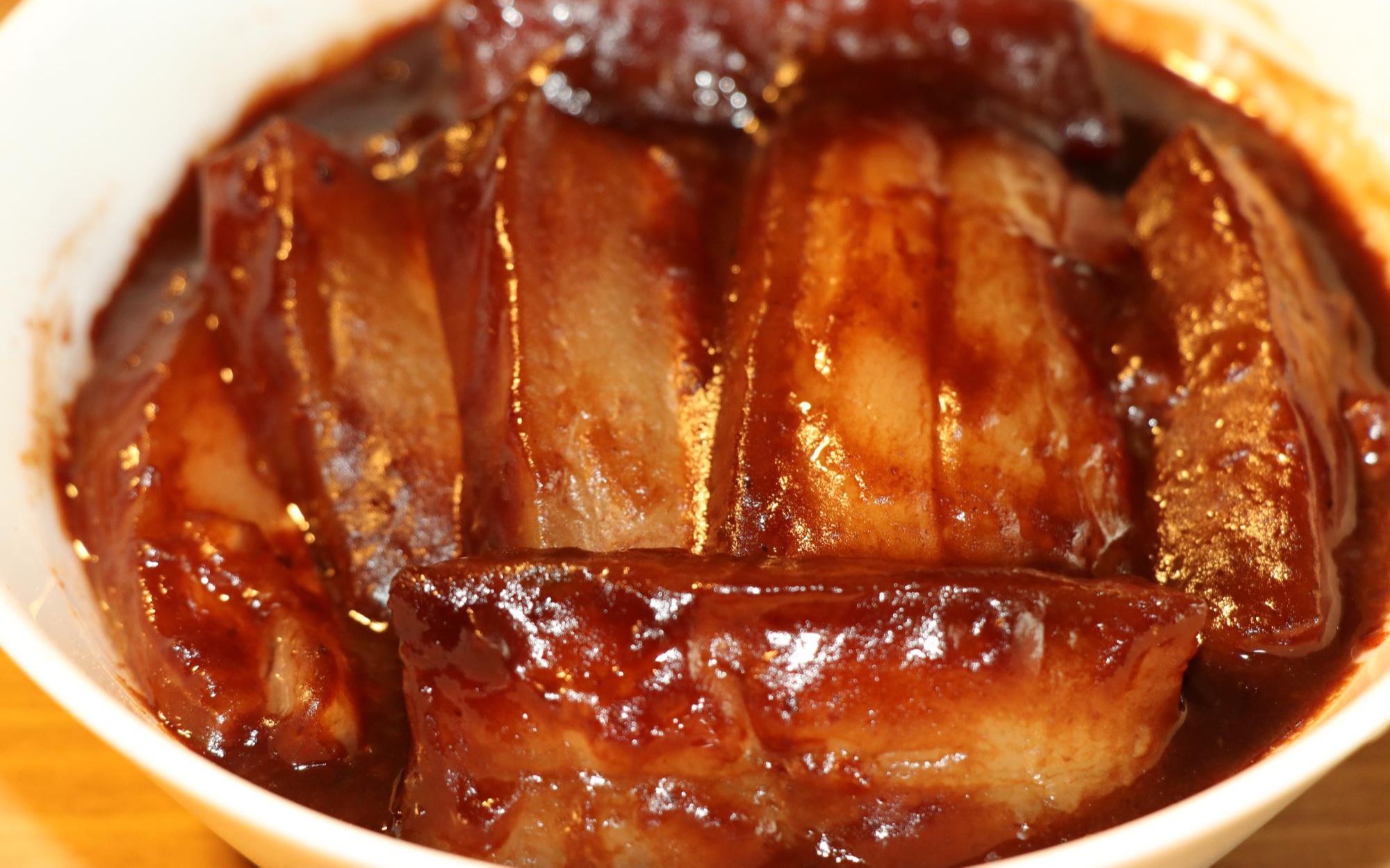 【夹沙肉】又叫甜烧白,四川坝坝宴特色美食九大碗之一,色泽红亮,肥而