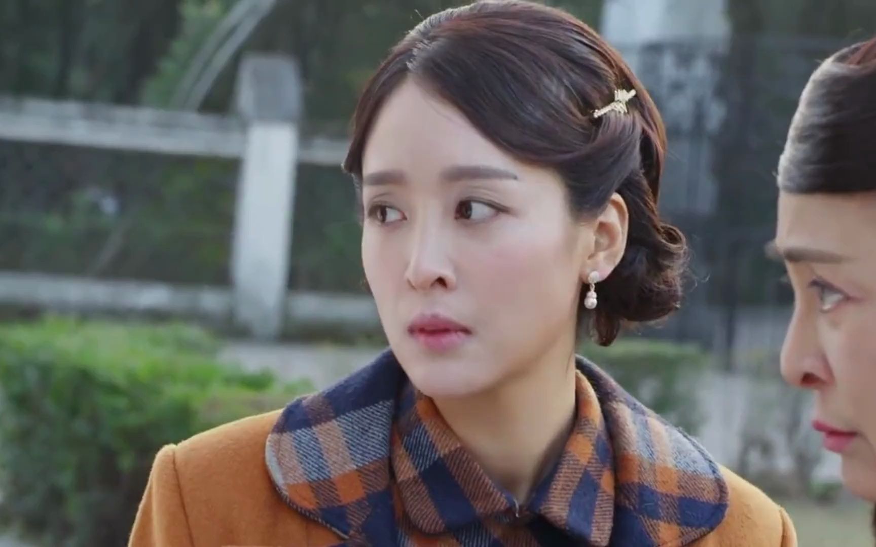 战地枪王:鬼子军官带人追英豪,英豪找地方躲鬼子