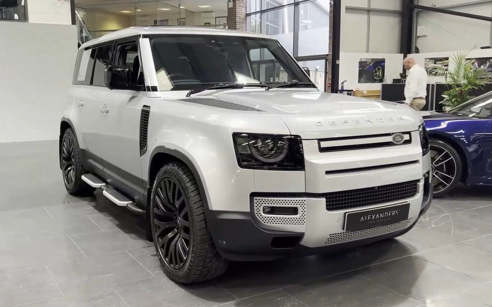 alexanders门店实拍路虎卫士110sed240白马银2020款