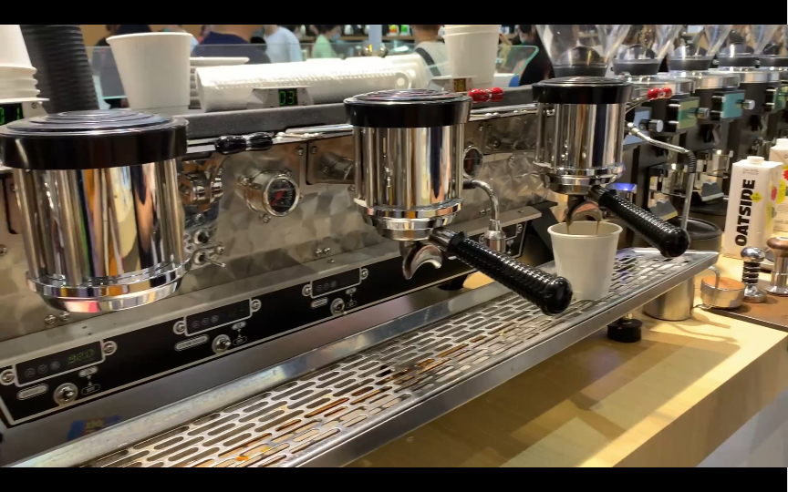 【咖啡】用十几万的咖啡机kees幽灵spirit做一杯拿铁并拉花…蒸汽太猛