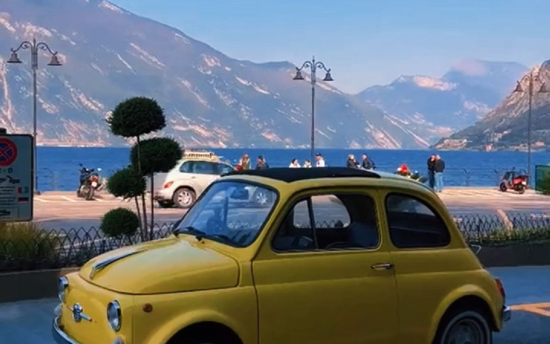 意大利加尔达湖中部的柠檬小镇limone sul garda,一边是峻峭的山崖