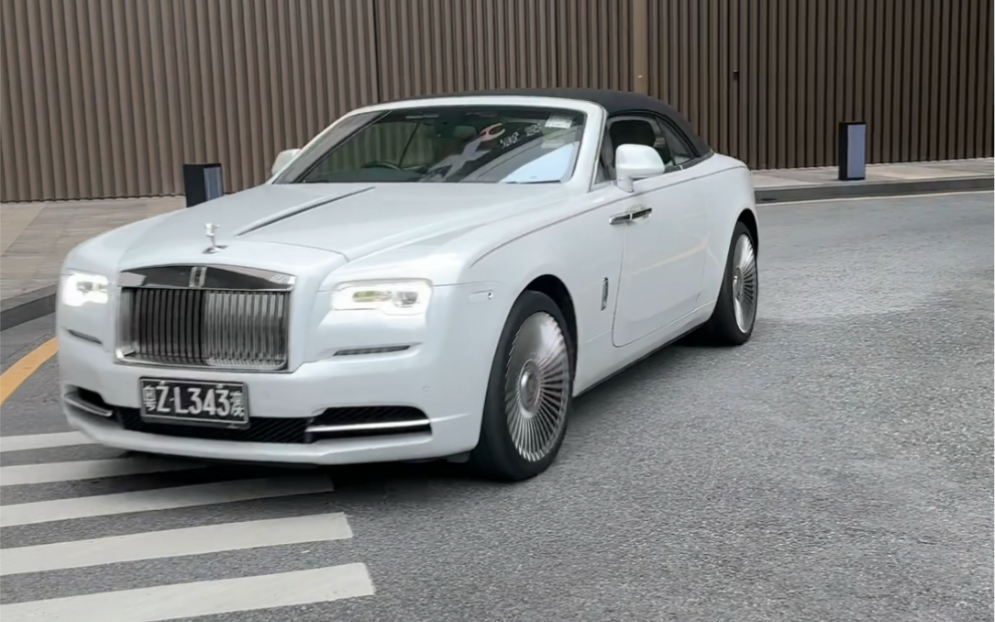 深圳湾偶遇澳门大佬开劳斯莱斯耀影回家了,豪车的轮胎都是滑着走的,也