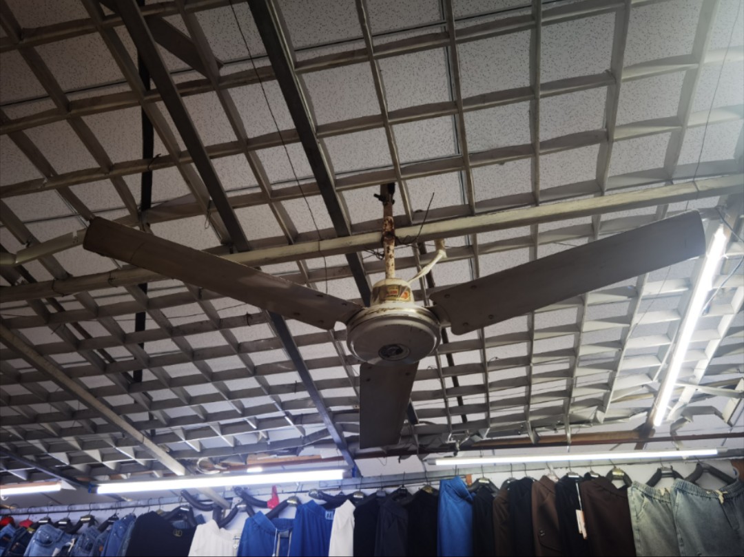 (经典老钻石吊扇,全速运转!)位于某批发市场
