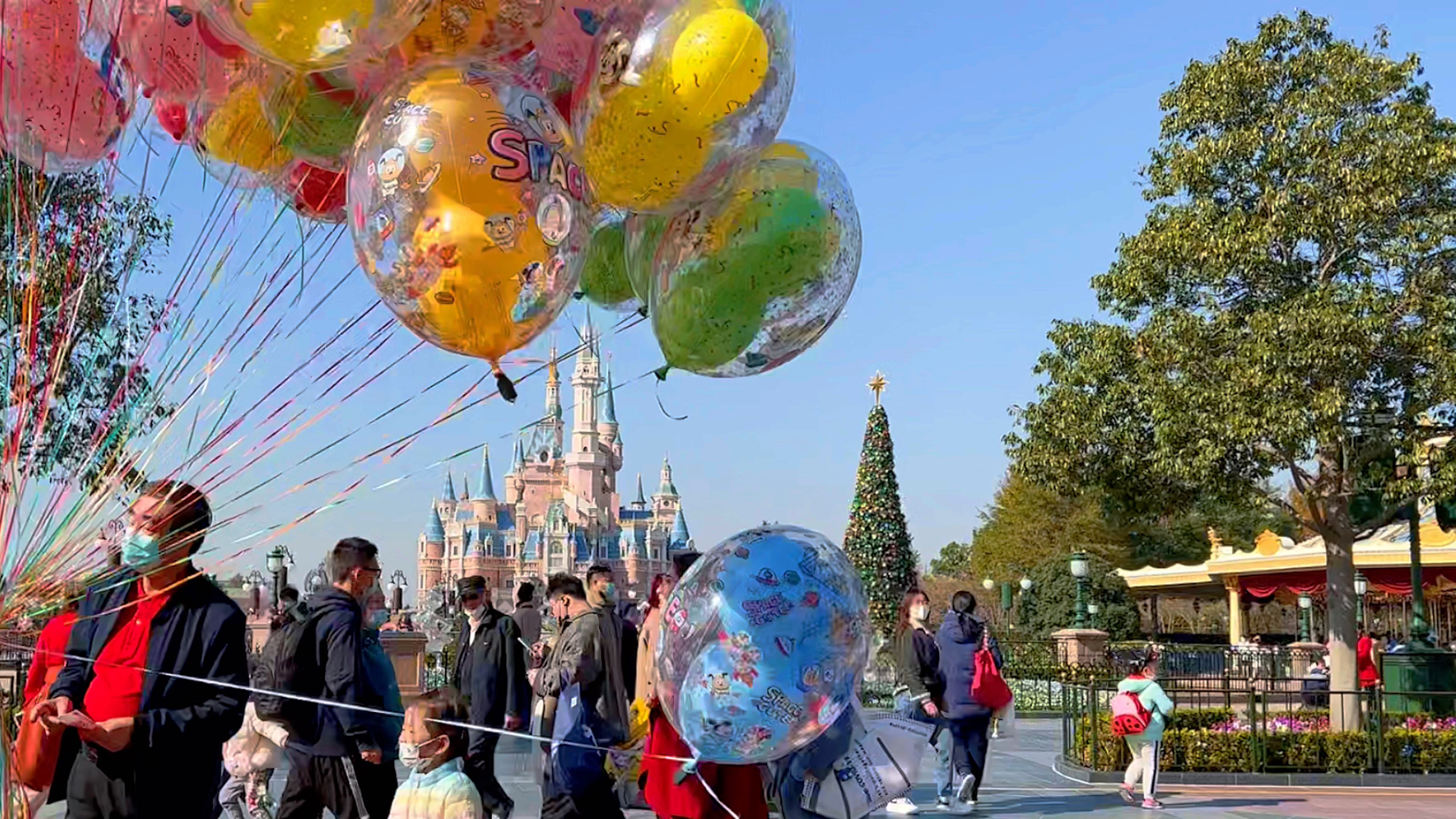 原来不开心的时候,来迪士尼真的会开心,今天天气很好,气球也很配合