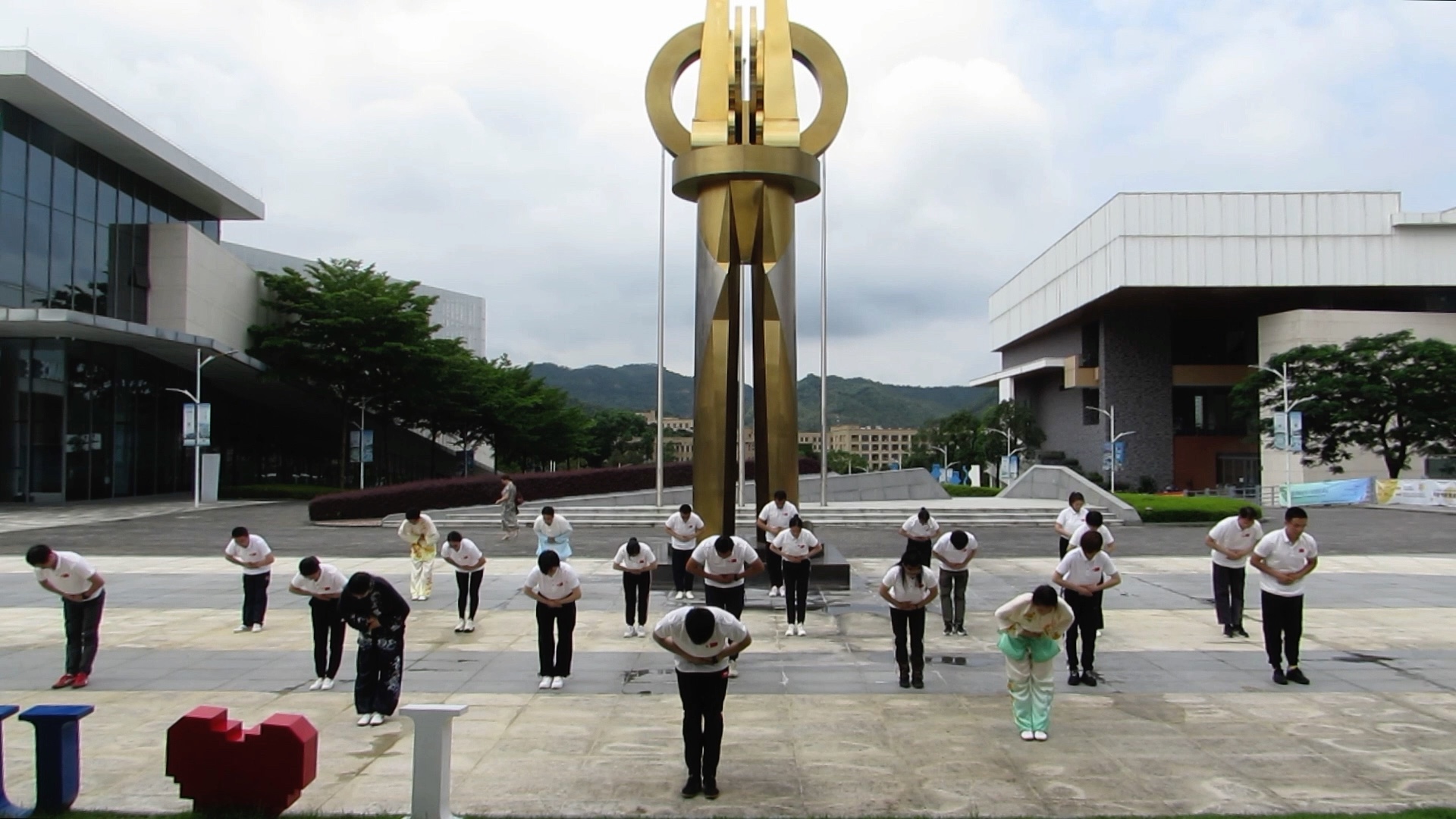 [图]大学生们练健身气功五禽戏是什么样？