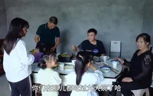 Tải video: 穿开裆裤一起长大的发小，从成都回家来串门，徐三娃安排火锅招待