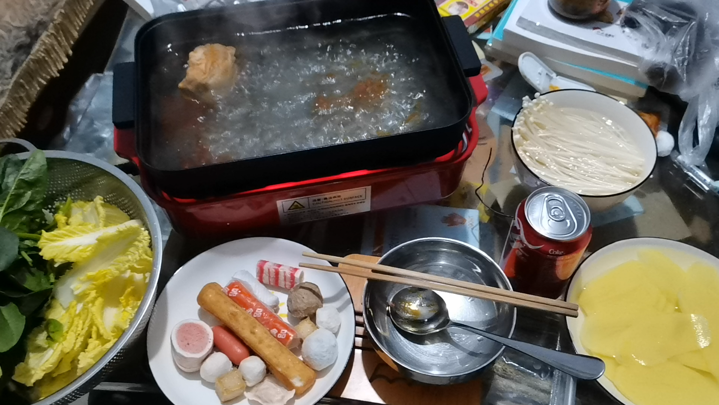 一个人的火锅,在家里面用多功能锅来吃个火锅,快乐9393一会还想吃