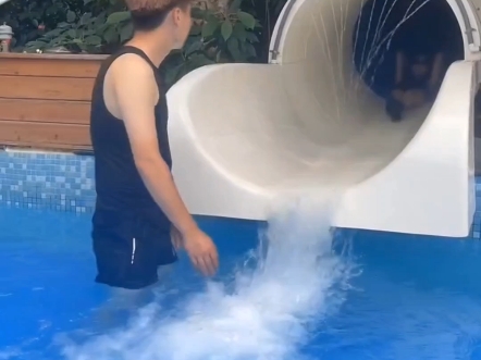 水上乐园滑滑梯接人